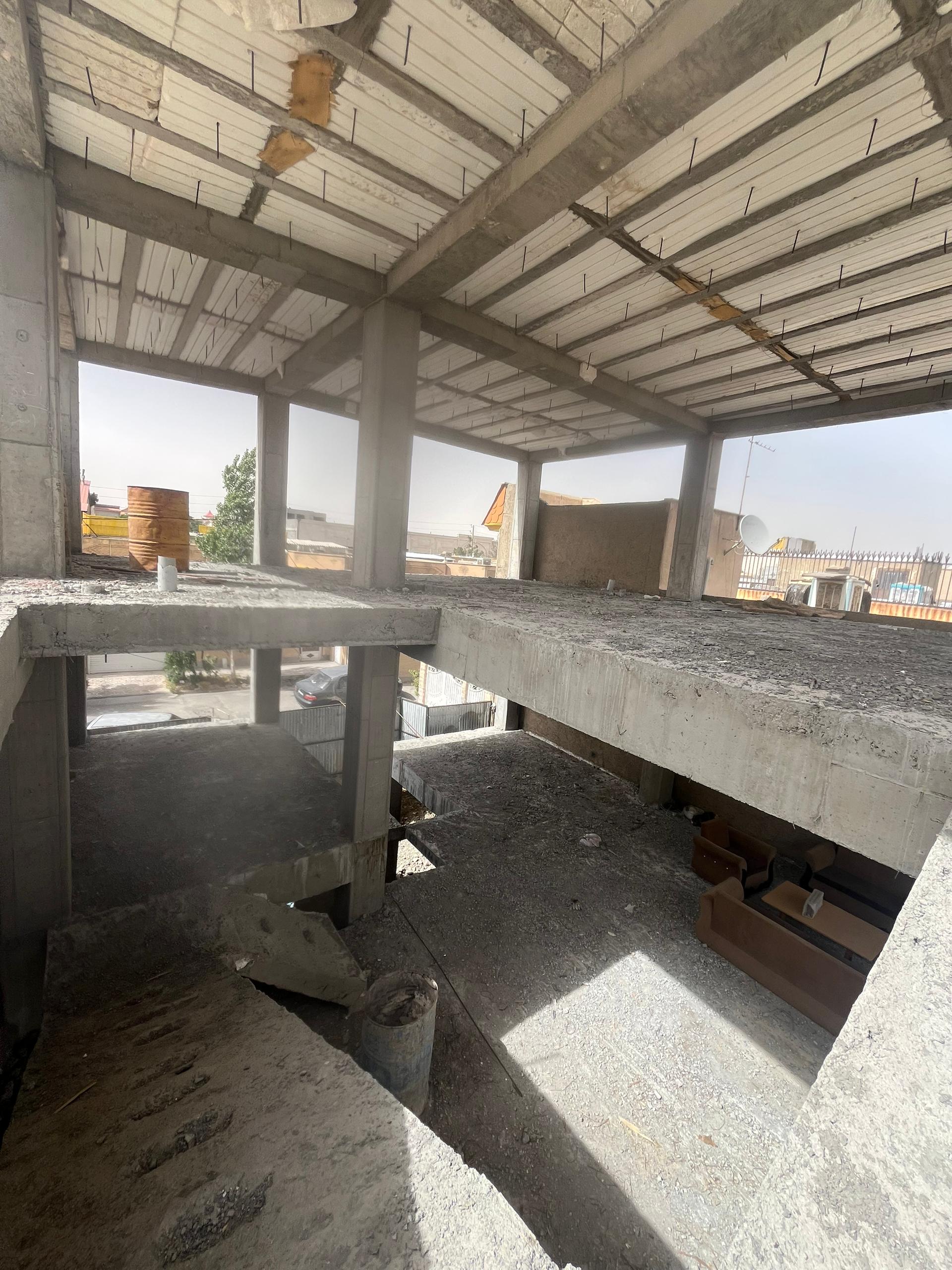350 متر ویلایی فاز 4 نمیه کاره
