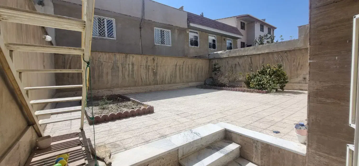 ویلایی محله 18 زیر همکف / 130 م / 3 خ / حیاط دار / پارکینک  تخلیه یک آبان