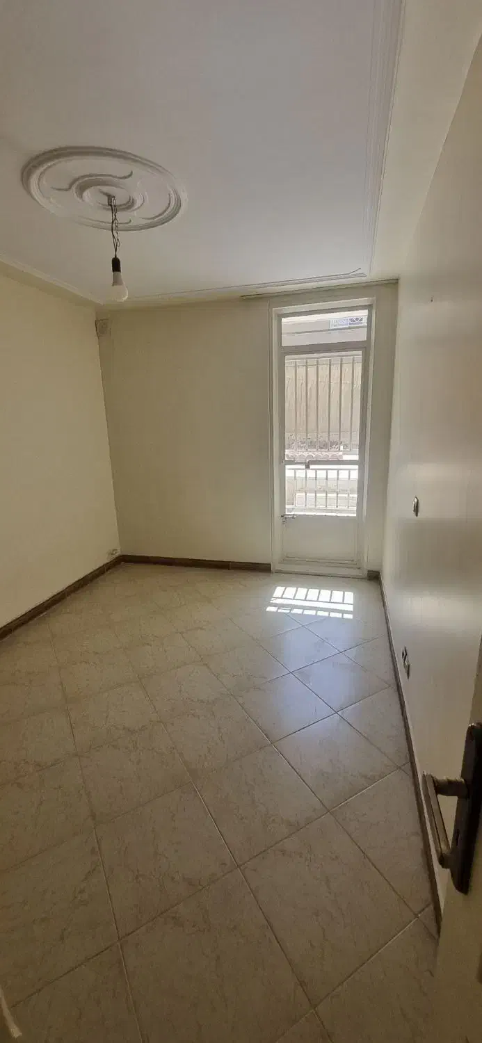 ویلایی محله 18 زیر همکف / 130 م / 3 خ / حیاط دار / پارکینک  تخلیه یک آبان